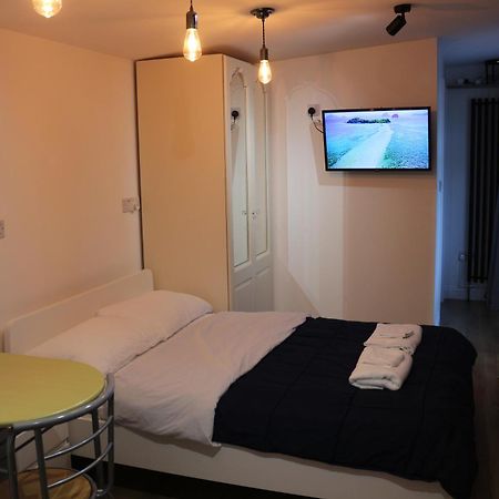 Self Contained, Double Bed Studio, Private Kitchen, Private Bath, Walking Distance To Harry Potter Watford  Exterior photo
