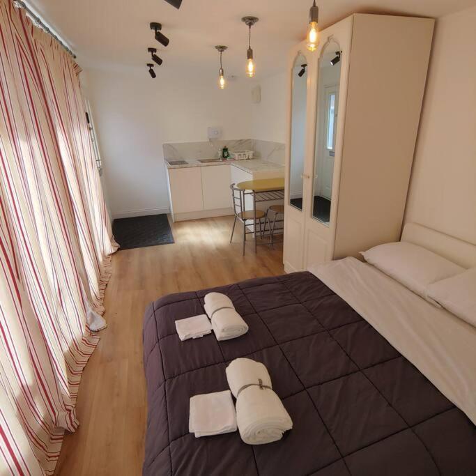 Self Contained, Double Bed Studio, Private Kitchen, Private Bath, Walking Distance To Harry Potter Watford  Exterior photo