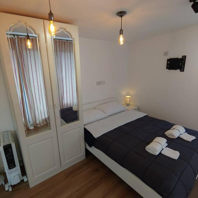 Self Contained, Double Bed Studio, Private Kitchen, Private Bath, Walking Distance To Harry Potter Watford  Exterior photo