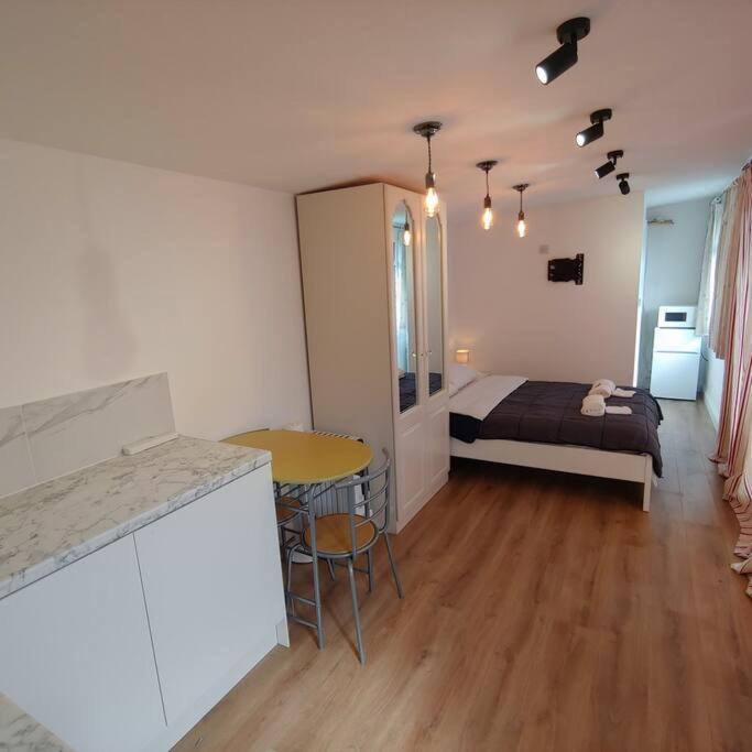 Self Contained, Double Bed Studio, Private Kitchen, Private Bath, Walking Distance To Harry Potter Watford  Exterior photo