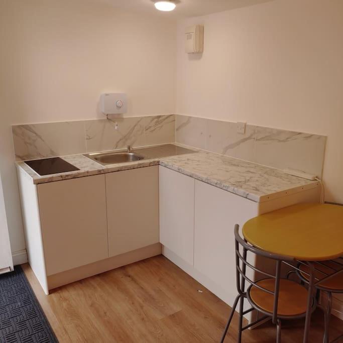 Self Contained, Double Bed Studio, Private Kitchen, Private Bath, Walking Distance To Harry Potter Watford  Exterior photo
