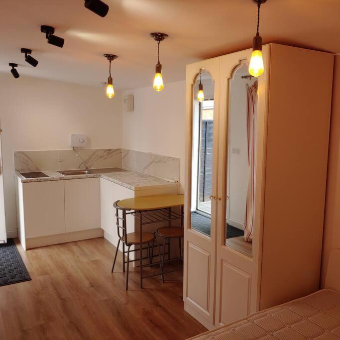 Self Contained, Double Bed Studio, Private Kitchen, Private Bath, Walking Distance To Harry Potter Watford  Exterior photo