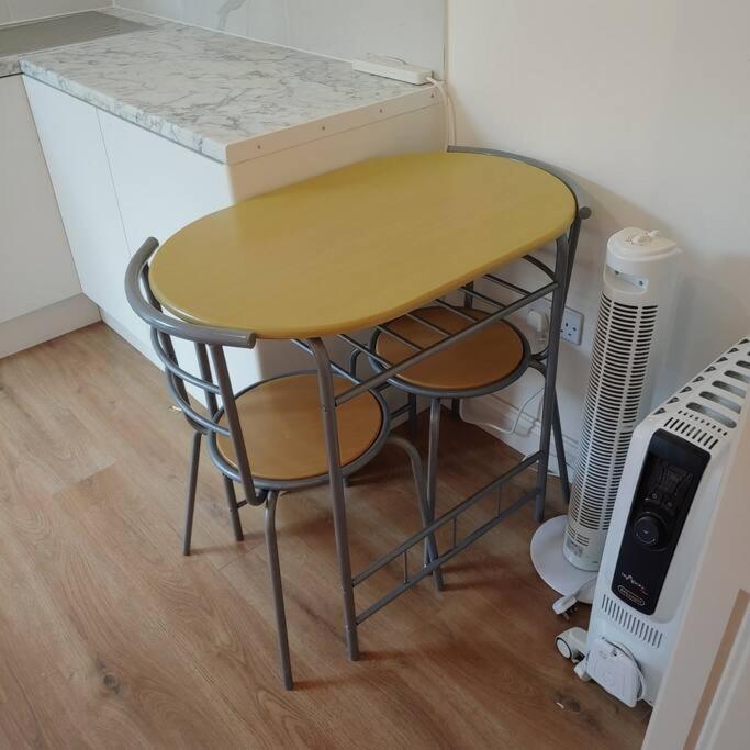 Self Contained, Double Bed Studio, Private Kitchen, Private Bath, Walking Distance To Harry Potter Watford  Exterior photo