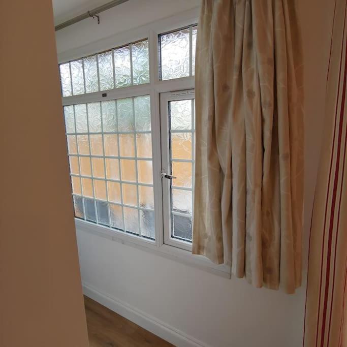 Self Contained, Double Bed Studio, Private Kitchen, Private Bath, Walking Distance To Harry Potter Watford  Exterior photo