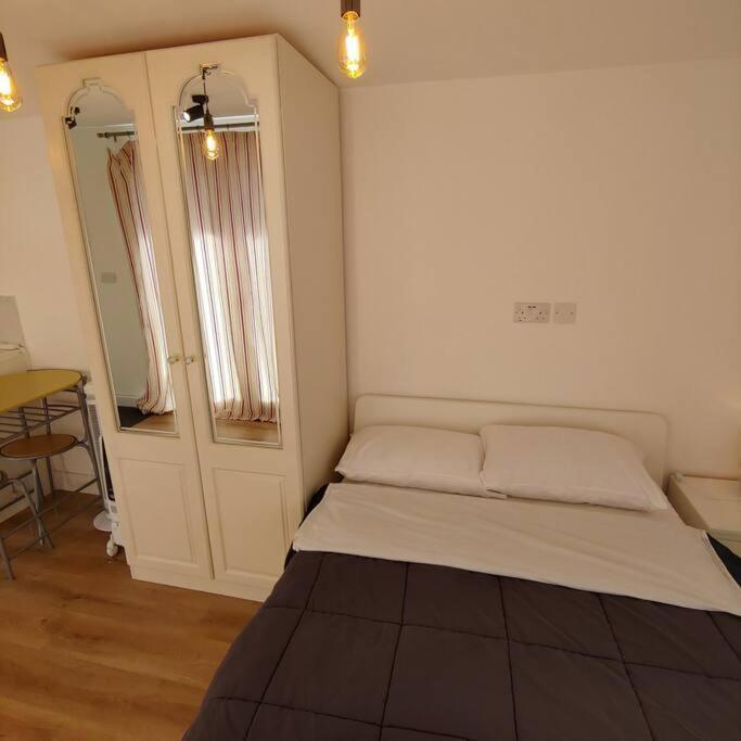 Self Contained, Double Bed Studio, Private Kitchen, Private Bath, Walking Distance To Harry Potter Watford  Exterior photo
