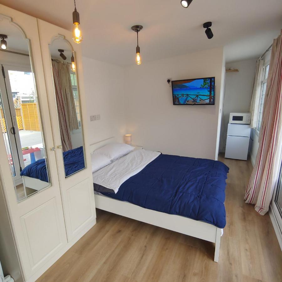 Self Contained, Double Bed Studio, Private Kitchen, Private Bath, Walking Distance To Harry Potter Watford  Exterior photo