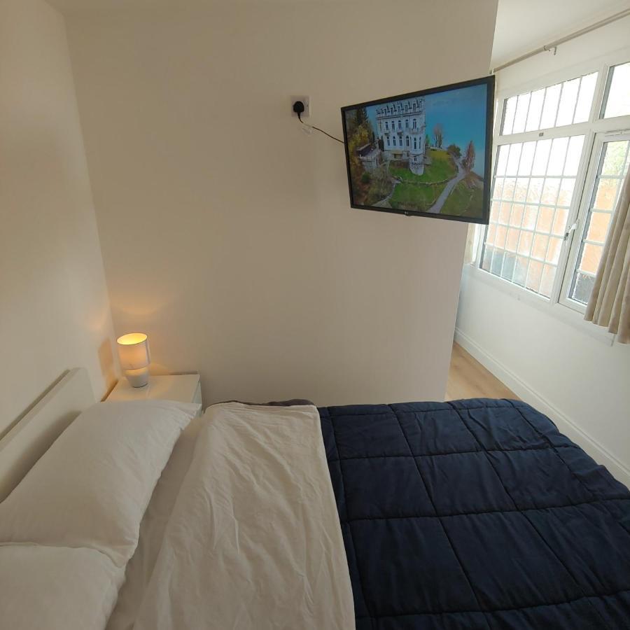 Self Contained, Double Bed Studio, Private Kitchen, Private Bath, Walking Distance To Harry Potter Watford  Exterior photo