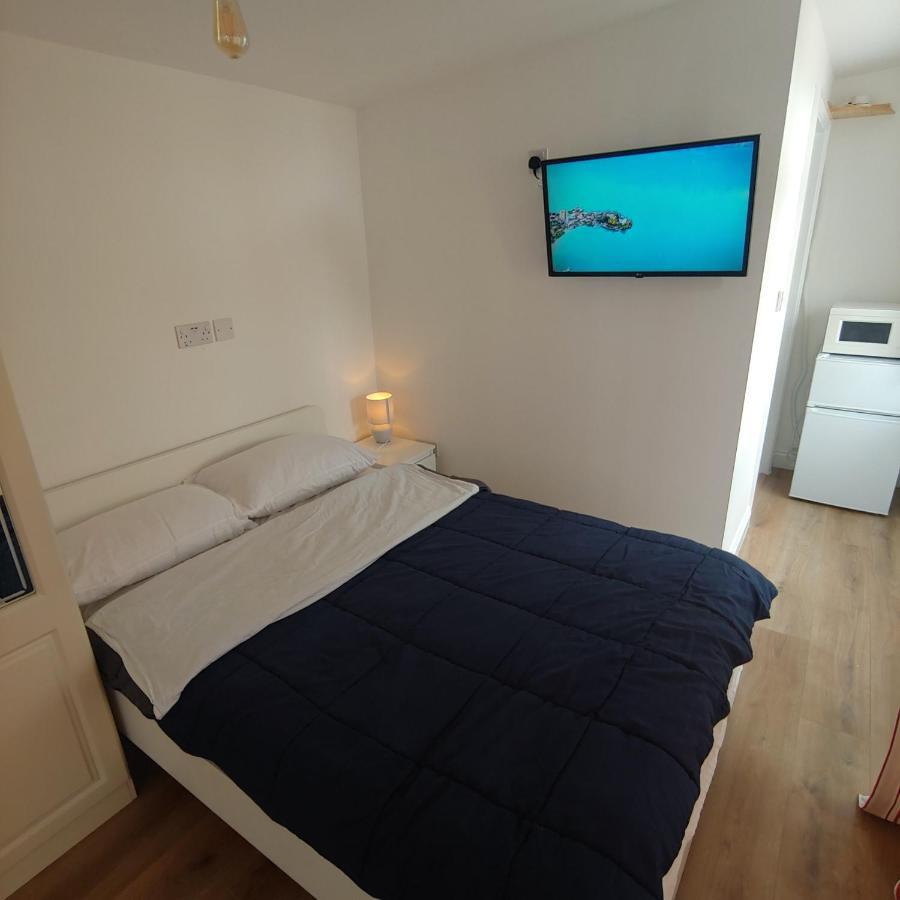 Self Contained, Double Bed Studio, Private Kitchen, Private Bath, Walking Distance To Harry Potter Watford  Exterior photo