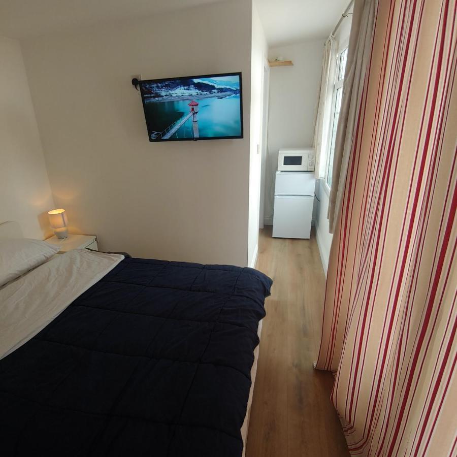 Self Contained, Double Bed Studio, Private Kitchen, Private Bath, Walking Distance To Harry Potter Watford  Exterior photo