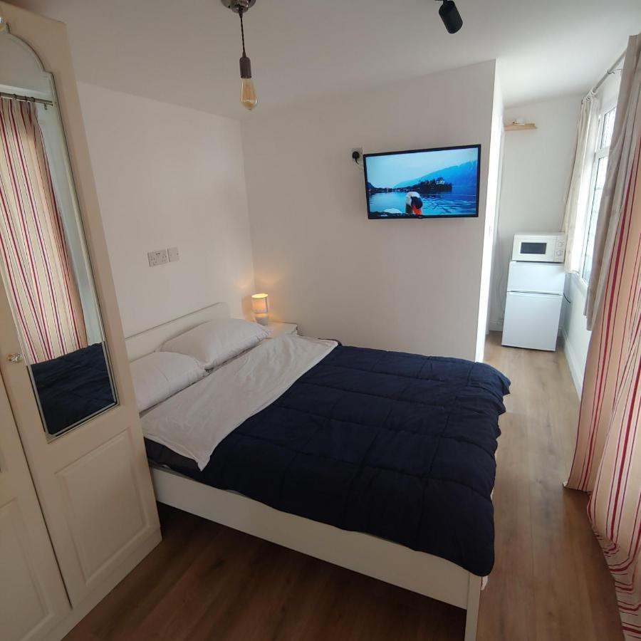 Self Contained, Double Bed Studio, Private Kitchen, Private Bath, Walking Distance To Harry Potter Watford  Exterior photo