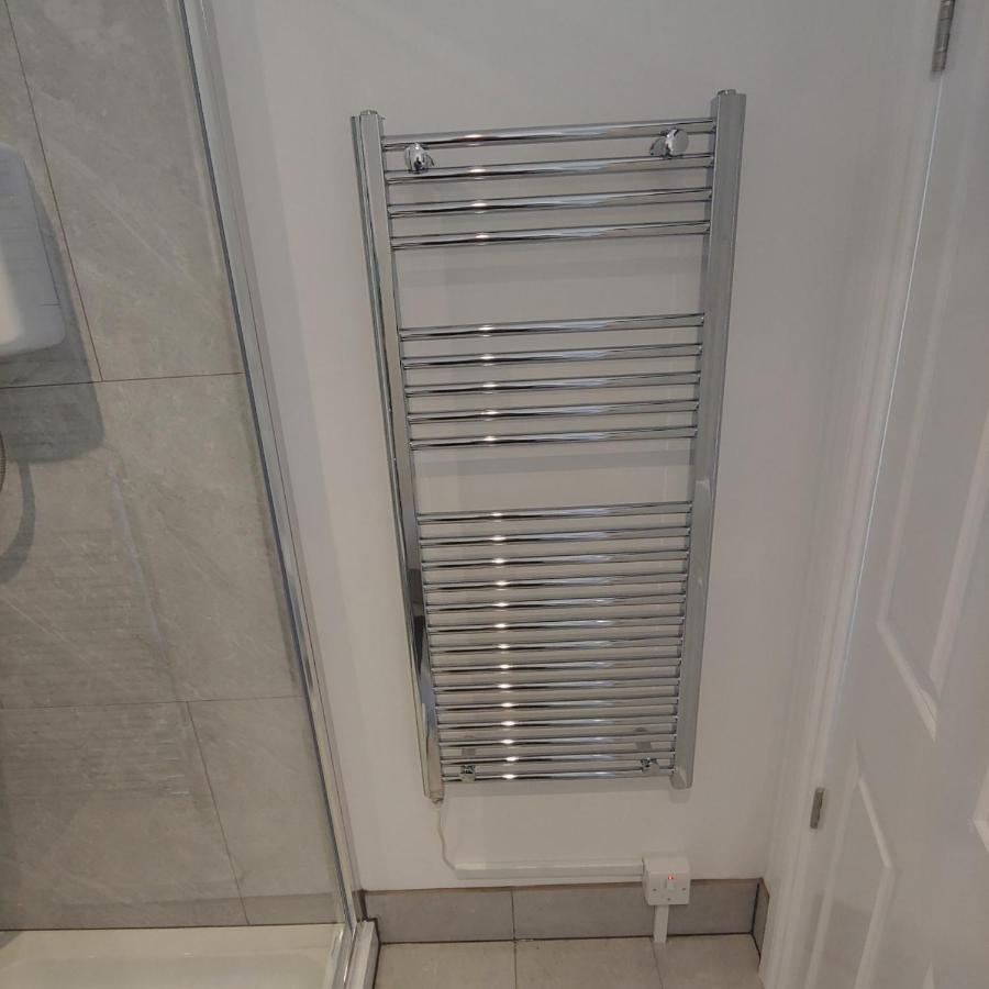 Self Contained, Double Bed Studio, Private Kitchen, Private Bath, Walking Distance To Harry Potter Watford  Exterior photo