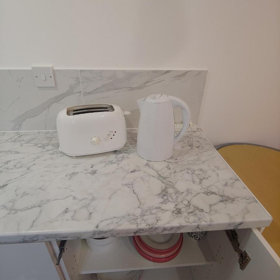 Self Contained, Double Bed Studio, Private Kitchen, Private Bath, Walking Distance To Harry Potter Watford  Exterior photo