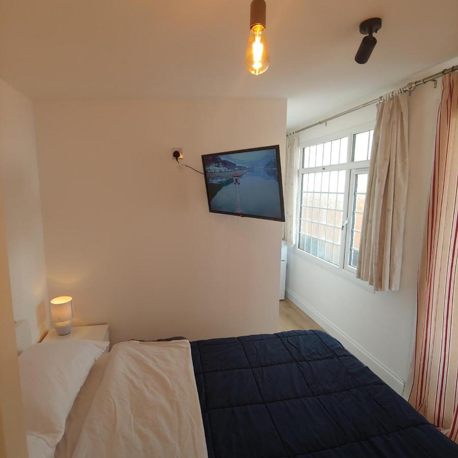 Self Contained, Double Bed Studio, Private Kitchen, Private Bath, Walking Distance To Harry Potter Watford  Exterior photo