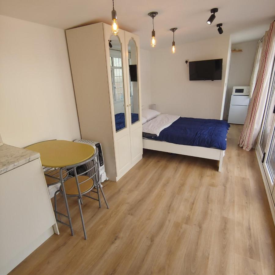 Self Contained, Double Bed Studio, Private Kitchen, Private Bath, Walking Distance To Harry Potter Watford  Exterior photo