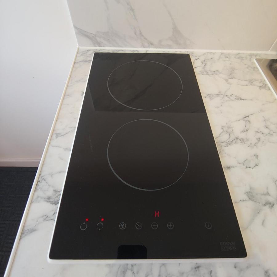 Self Contained, Double Bed Studio, Private Kitchen, Private Bath, Walking Distance To Harry Potter Watford  Exterior photo