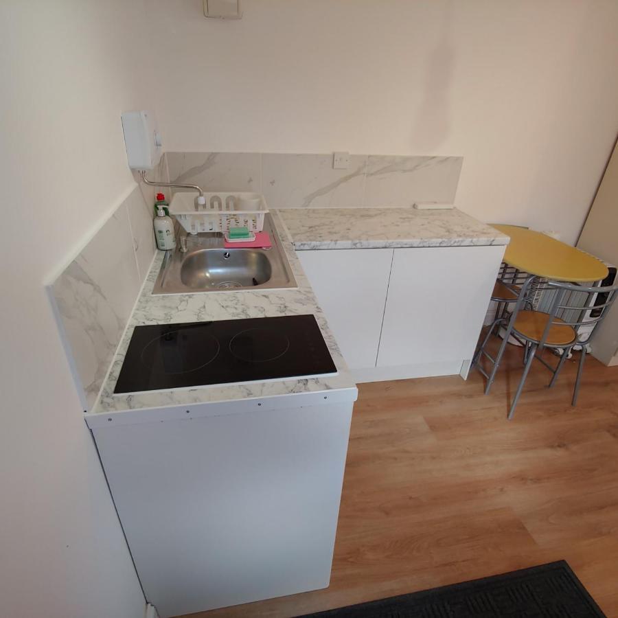 Self Contained, Double Bed Studio, Private Kitchen, Private Bath, Walking Distance To Harry Potter Watford  Exterior photo