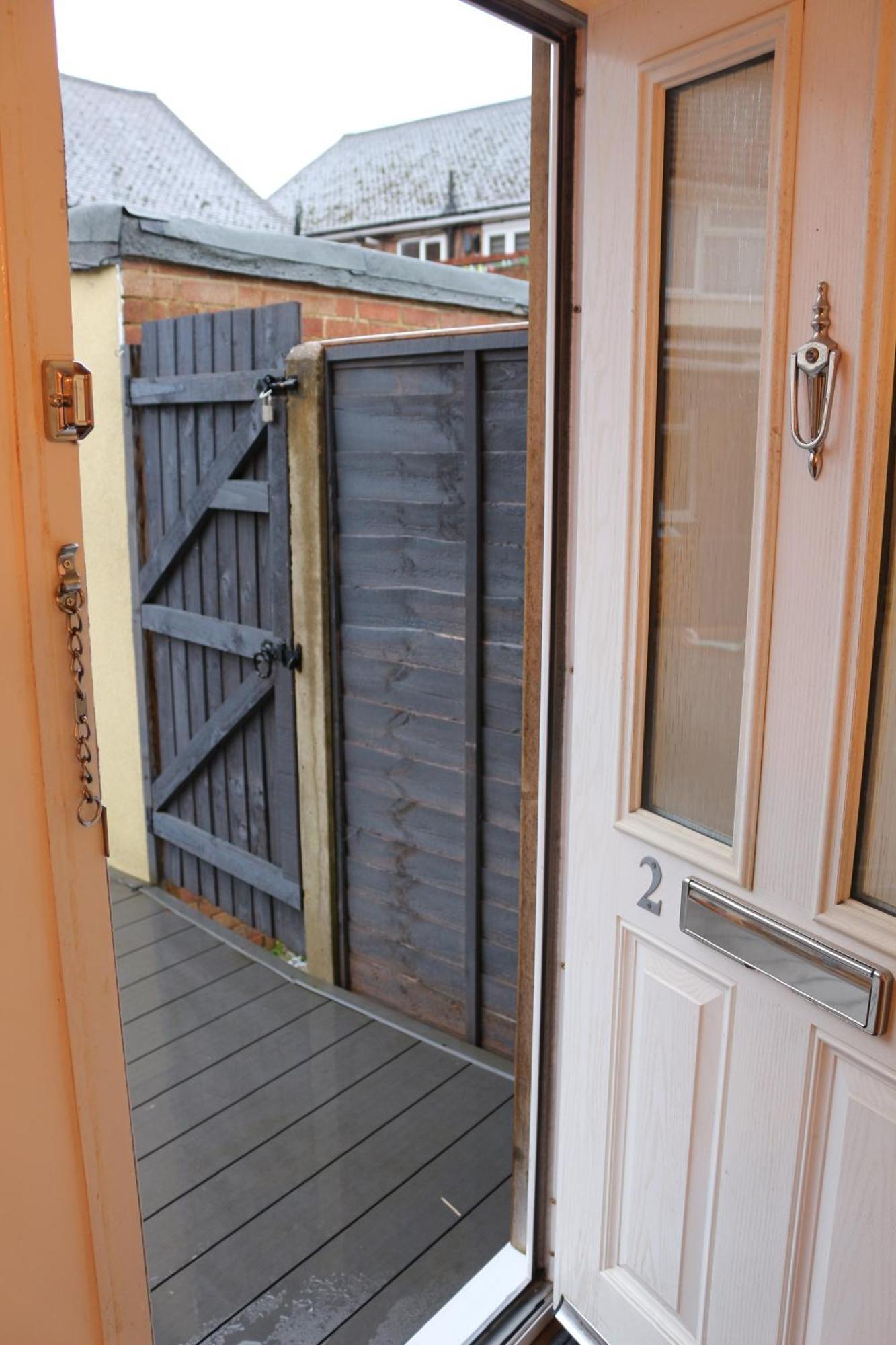 Self Contained, Double Bed Studio, Private Kitchen, Private Bath, Walking Distance To Harry Potter Watford  Exterior photo