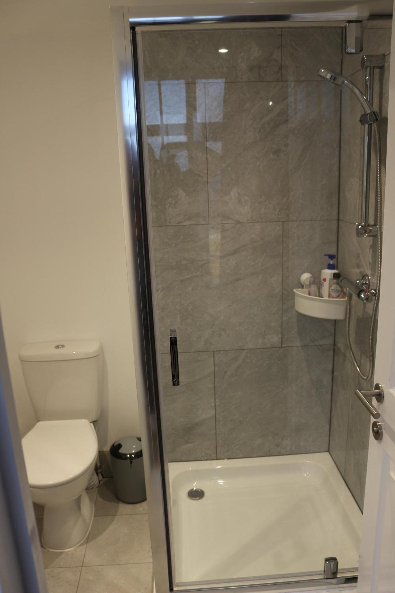 Self Contained, Double Bed Studio, Private Kitchen, Private Bath, Walking Distance To Harry Potter Watford  Exterior photo