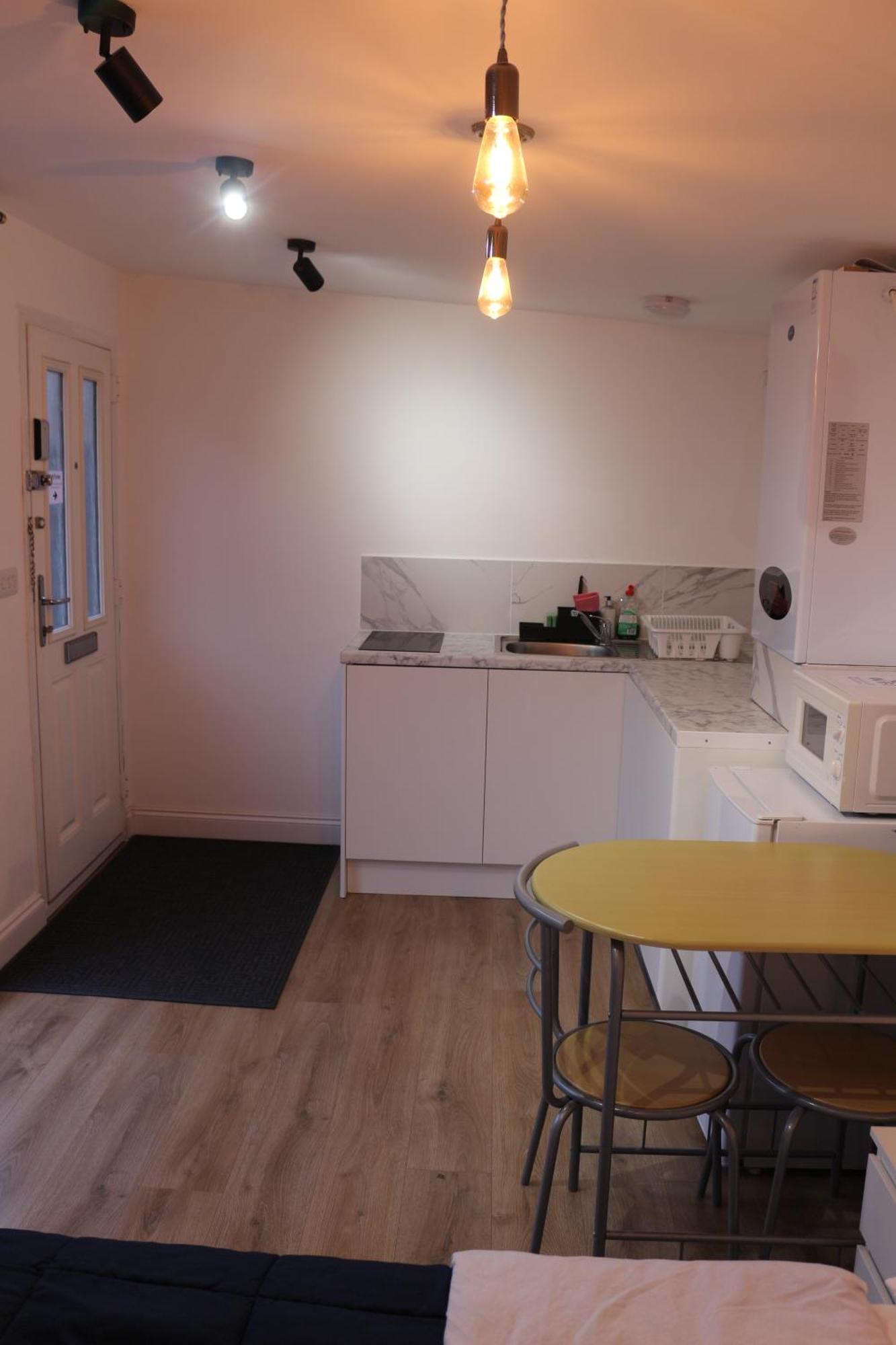 Self Contained, Double Bed Studio, Private Kitchen, Private Bath, Walking Distance To Harry Potter Watford  Exterior photo