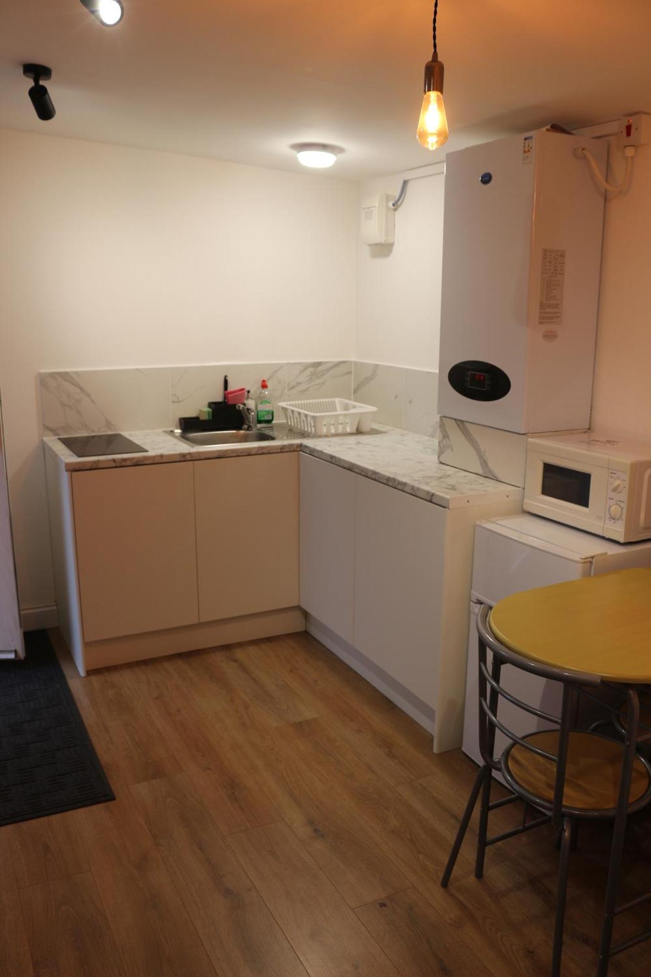 Self Contained, Double Bed Studio, Private Kitchen, Private Bath, Walking Distance To Harry Potter Watford  Exterior photo