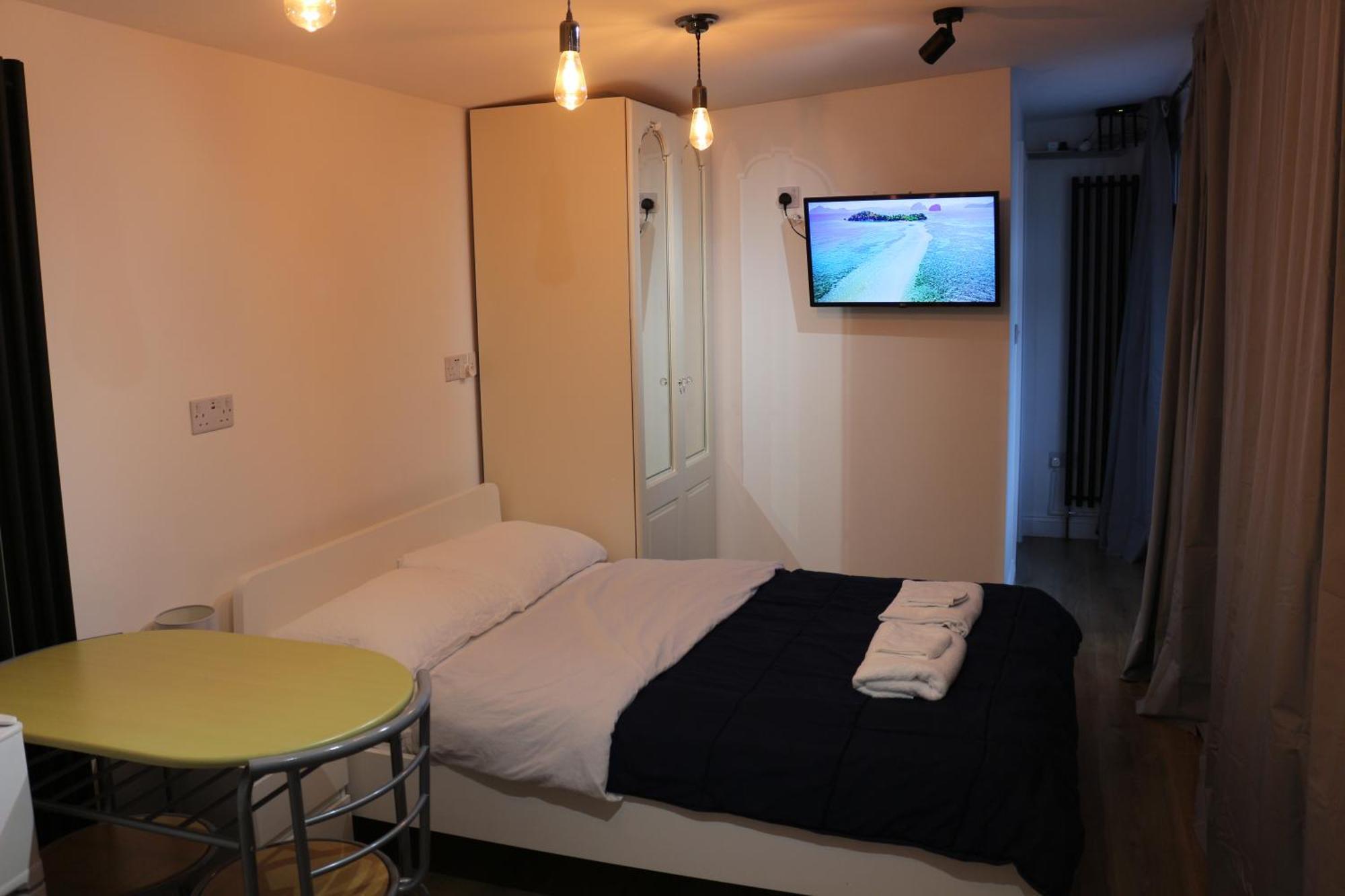 Self Contained, Double Bed Studio, Private Kitchen, Private Bath, Walking Distance To Harry Potter Watford  Exterior photo