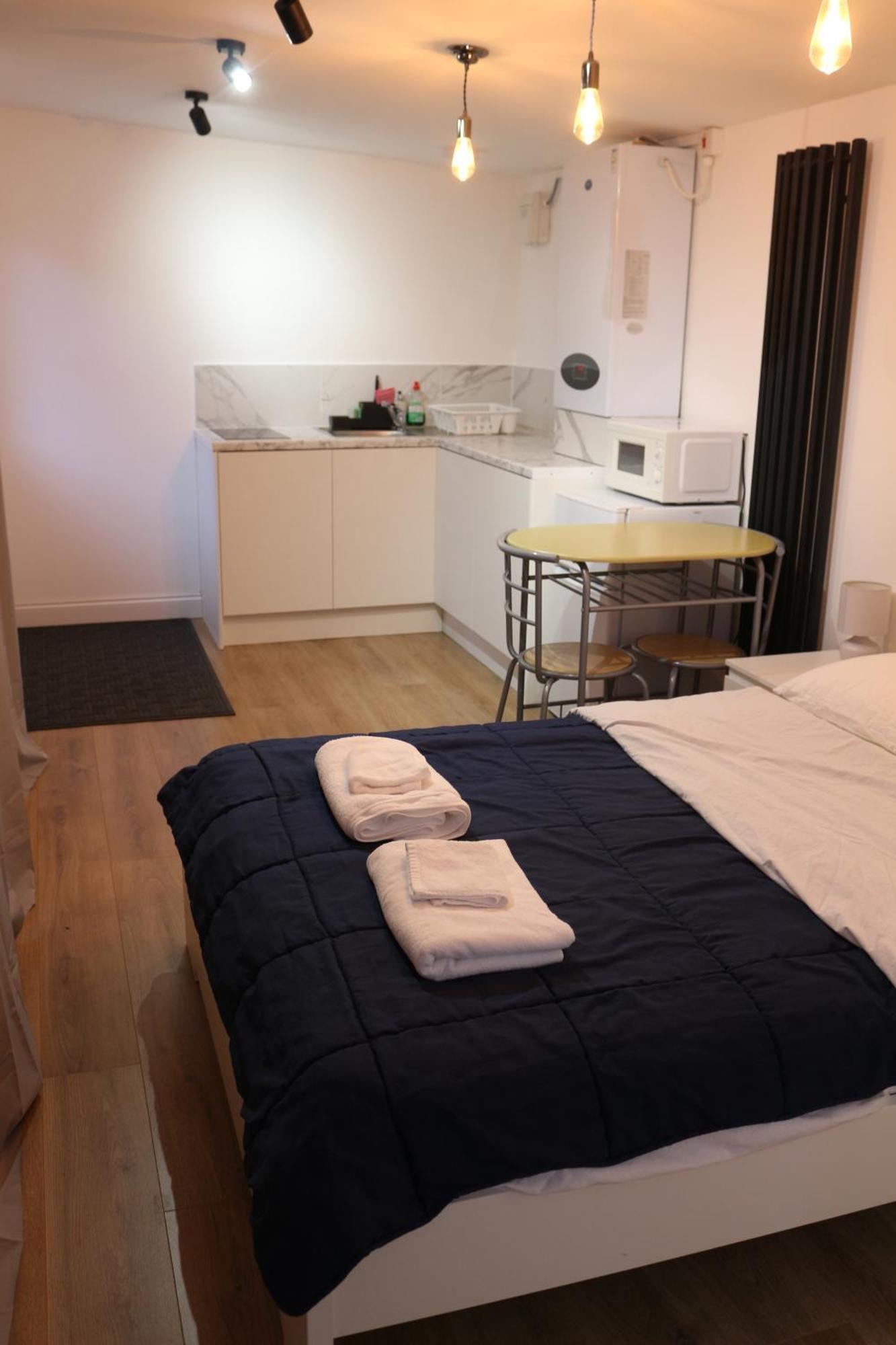 Self Contained, Double Bed Studio, Private Kitchen, Private Bath, Walking Distance To Harry Potter Watford  Exterior photo