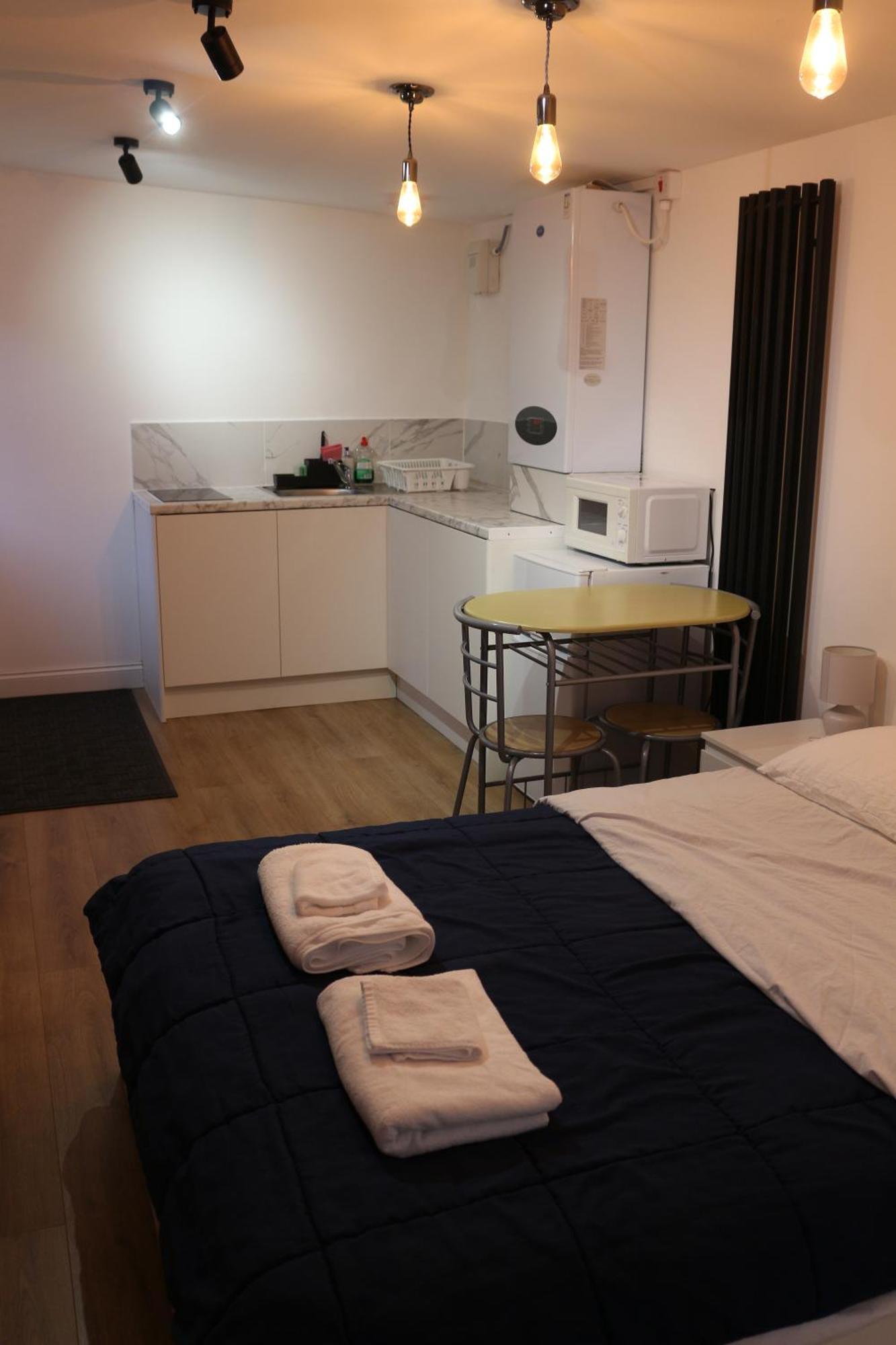 Self Contained, Double Bed Studio, Private Kitchen, Private Bath, Walking Distance To Harry Potter Watford  Exterior photo