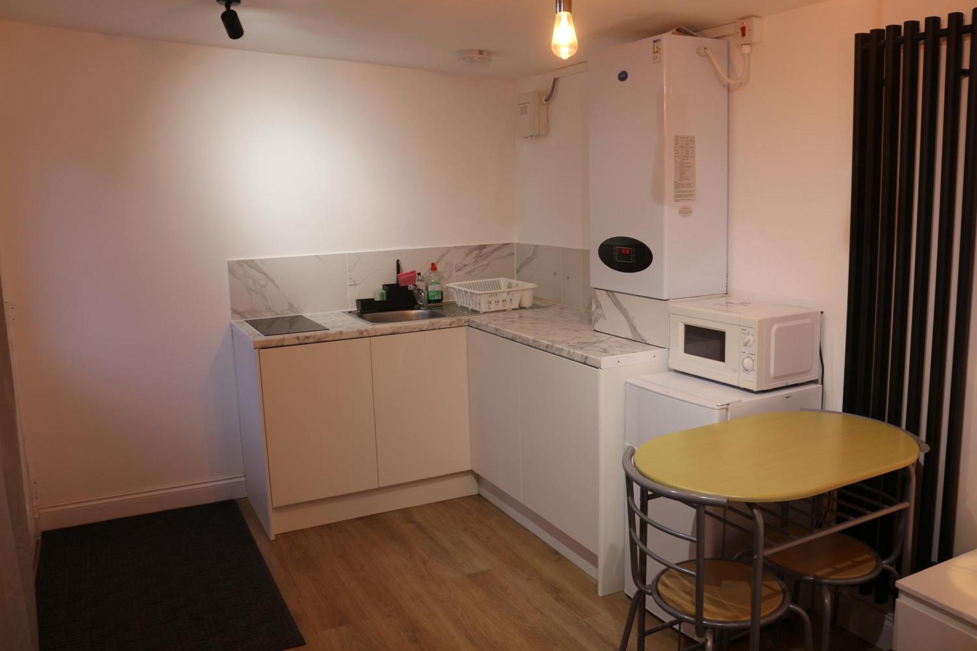 Self Contained, Double Bed Studio, Private Kitchen, Private Bath, Walking Distance To Harry Potter Watford  Exterior photo
